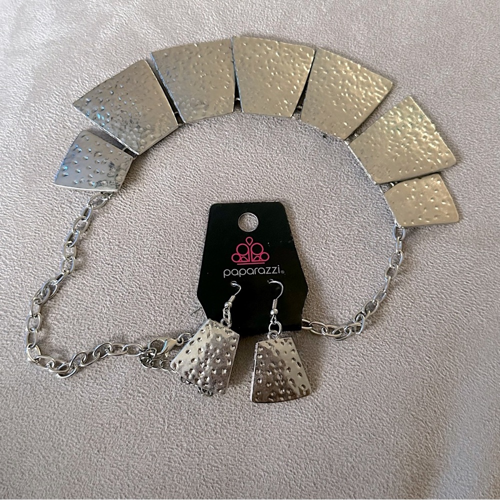 Statement collar necklace with earring set
